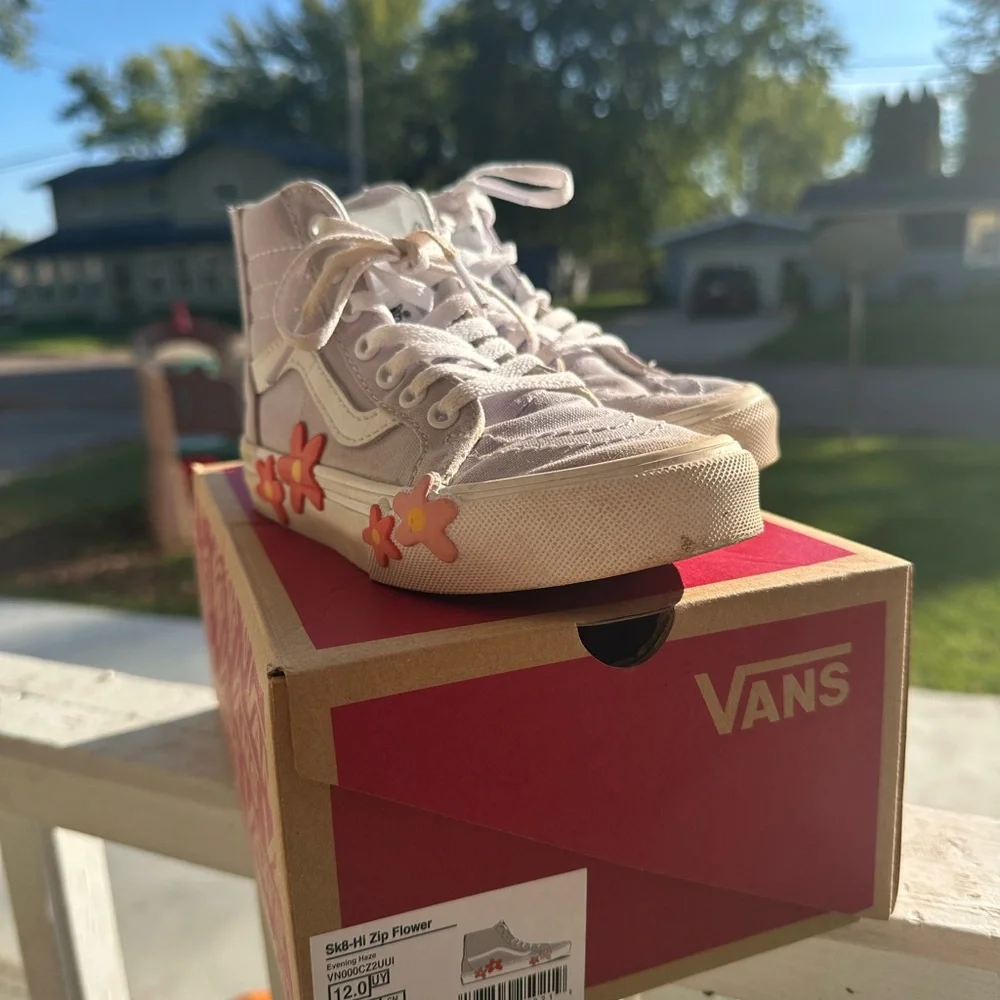 Vans Sk8-Hi Zip Flower Sneakers in Red and Tan - Picture 3 of 6